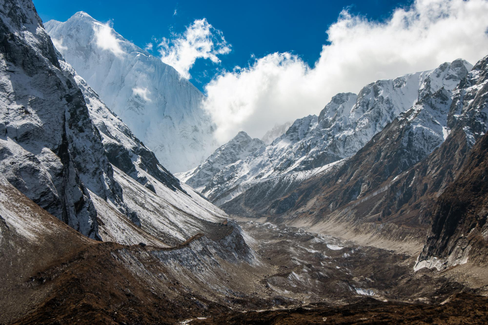 manaslu-circuit-trek-himalayan-mountain-view-gorkha-nepal.webp
